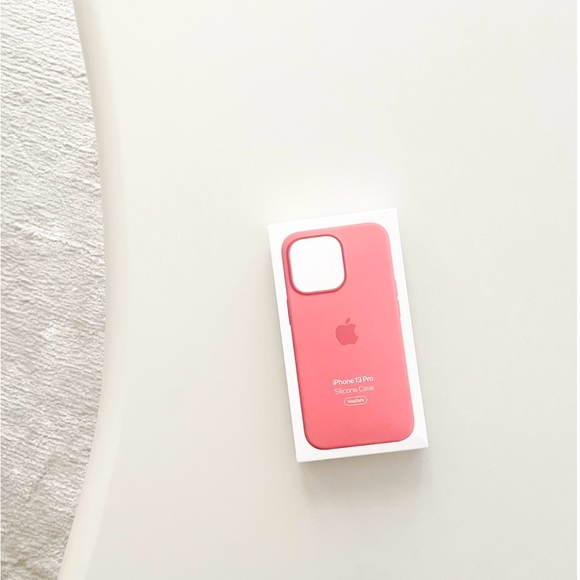 Apple iPhone 13 Pro Silicone Case with MagSafe - Picture 4 of 4